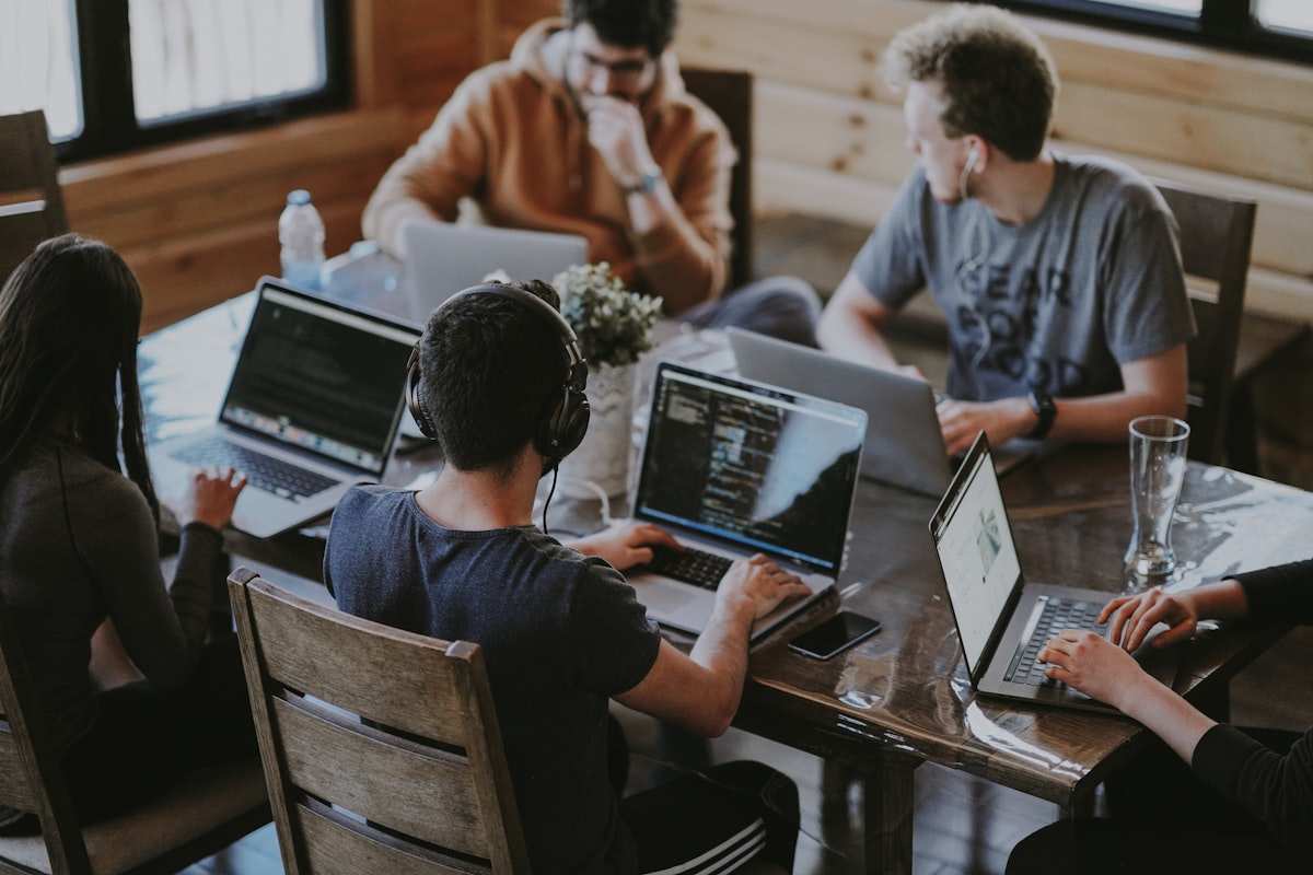 Equipa de formação profissional em sessão de trabalho colaborativo